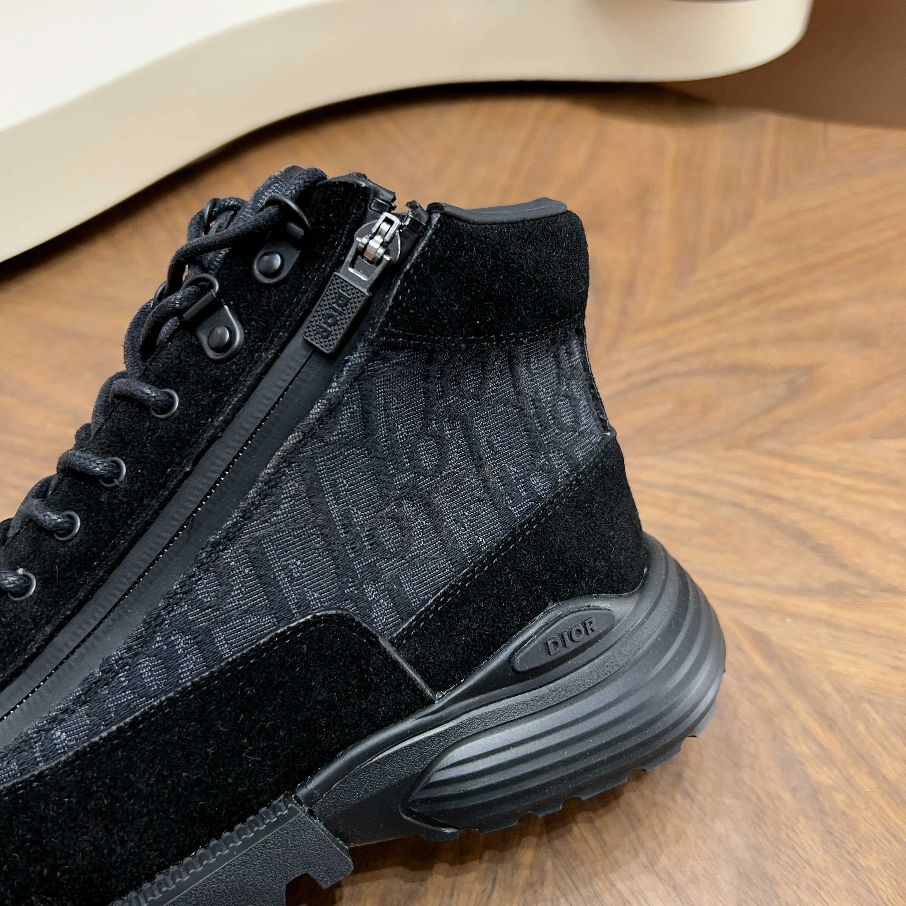 💰860 Dio* - Dior's autumn and winter luxury men's mid-top short boots, purely handmade, both inside and outside are imported first-layer cowhide, high-end quality and exquisite craftsmanship. Original TPU combination outsole. Wear a noble gentleman's taste. The best last type has been carefully debugged. 100% comfort. Size: 38-44 (38-45 can be customized)